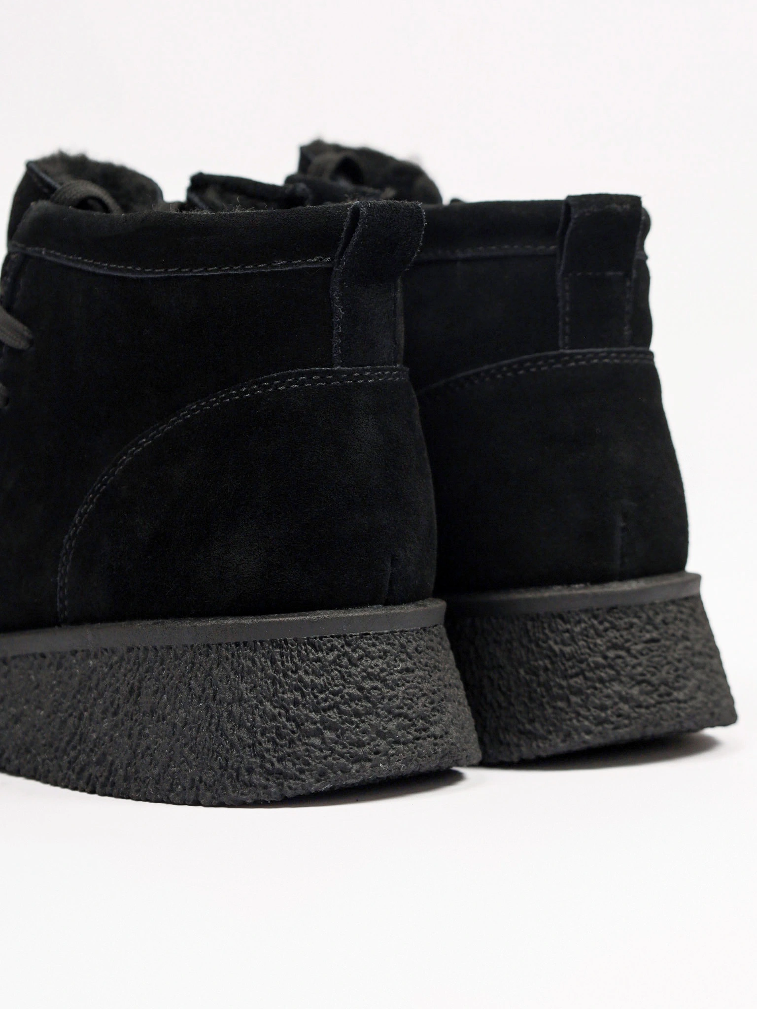 Ботинки черного цвета из натуральной замшы на средней платформе